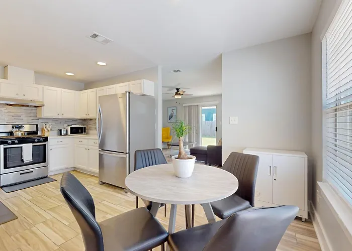 Downtown Duplex W/ Fire Pit: 1 Mi To Waterfront * Pensacola