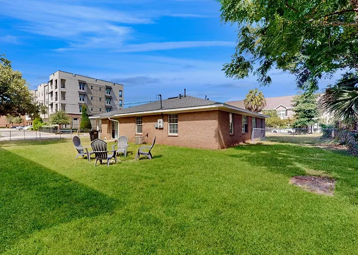 Downtown Duplex W/ Fire Pit: 1 Mi To Waterfront Holiday home Pensacola