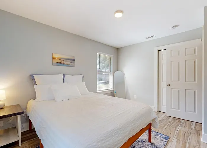 Downtown Duplex W/ Fire Pit: 1 Mi To Waterfront Pensacola