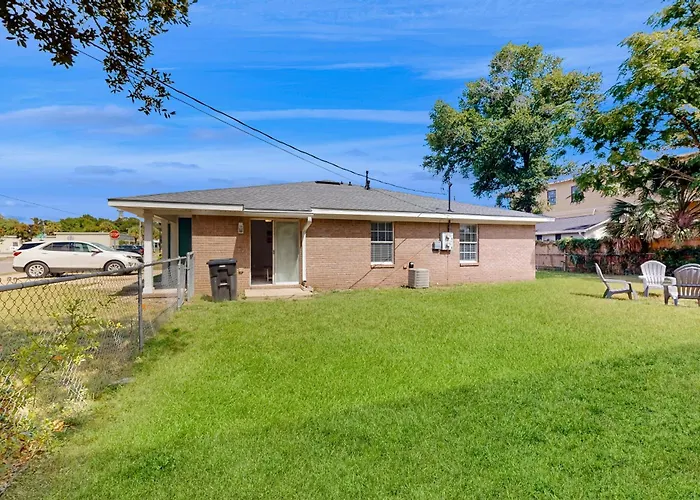 Downtown Duplex W/ Fire Pit: 1 Mi To Waterfront Holiday home Pensacola